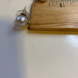 Pearl earring with diamond chip